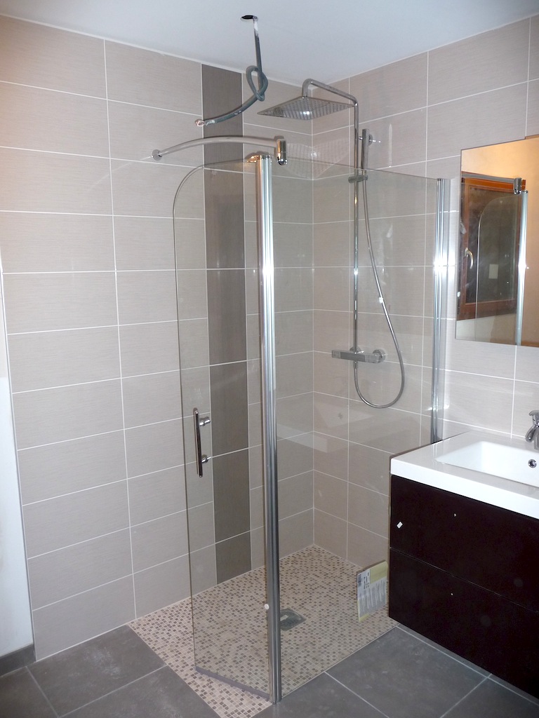 Carrelage salle de bain gris clair: jeux de faïences dans cette ...
